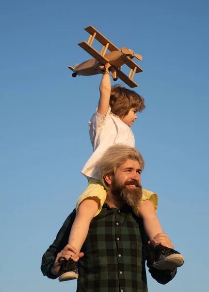 Feliz padre e hijo con sueños de avión de viajar. Papá y los niños. Niño piloto chico. —  Fotos de Stock