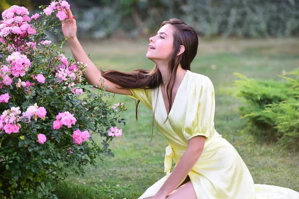 Mulher na primavera rosa jardim ao ar livre. Beleza natural desfrutar de recreação de verão. — Fotografia de Stock