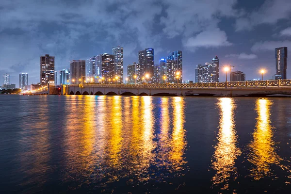 Miami City. USA Innenstadt Landschaft. Bundesstaat Florida. Stadt in der Nacht. — Stockfoto