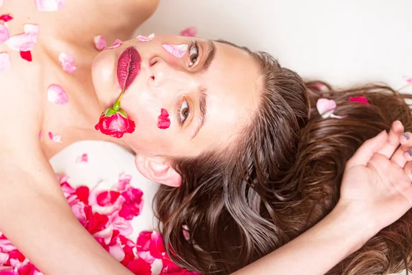 Concetto di cosmetici. Donna sexy con rose. Ragazza della natura sensuale. Passione. Ispirazione della primavera e dell'estate. Cosmetologia. — Foto Stock