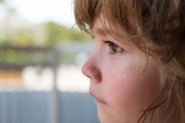 Un niñito llorón. babys llorando un año, morena de ojos marrones, histeria, la crisis del primer año de vida. Recorte de ruta incluido para el trabajo de diseño. Lindo niño infeliz con mucho tiempo — Foto de Stock