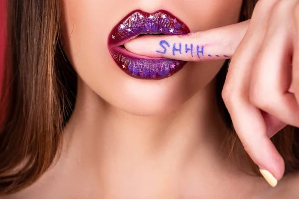 ¡Shh! Labios sexys. Brillante brillo de labios o lápiz labial. Secretos femeninos. Signo de silencio. —  Fotos de Stock