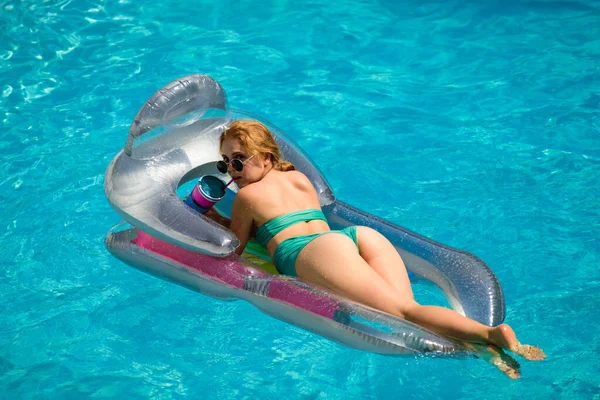 Sexy summer woman butt. Girl buttocks in bikini. Summertime woman on inflatable mattress. — Stock Photo, Image