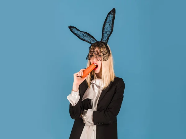 Mulher coelhinha com cenoura. Coelho de Páscoa menina com orelhas pretas. — Fotografia de Stock