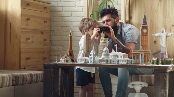 Familjesightseeing. Världens landmärken. Pappa och son. Turism och resor. — Stockvideo