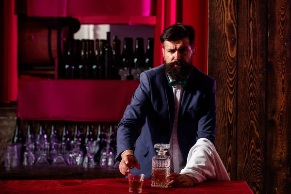 Barman z brodą stojący na tle baru. — Zdjęcie stockowe