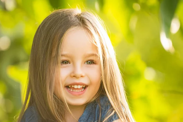 Närbild porträtt av söt liten flicka. Sommarvårungen. Söt söt på suddig bakgrund utomhus. — Stockfoto