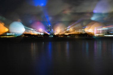 Şehir merkezinde Miami gecesi. Miami ufuk çizgisinin panoramik manzarası ve Florida kıyı şeridi.