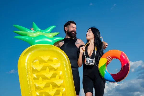 Zomervakantie. Summertime concept. Man met opblaasbaar matras. Sexy vrouw in badpak. — Stockfoto