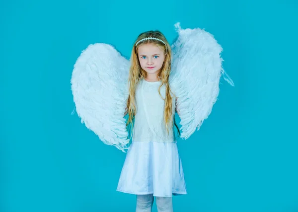 Prachtige kleine engeltje met witte vleugels. klein engel meisje in wit jurk met engel vleugels op geïsoleerde achtergrond. — Stockfoto
