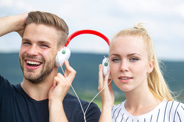 Пара наслаждается музыкой. Отдых на свежем воздухе вместе. Концепция отношений.