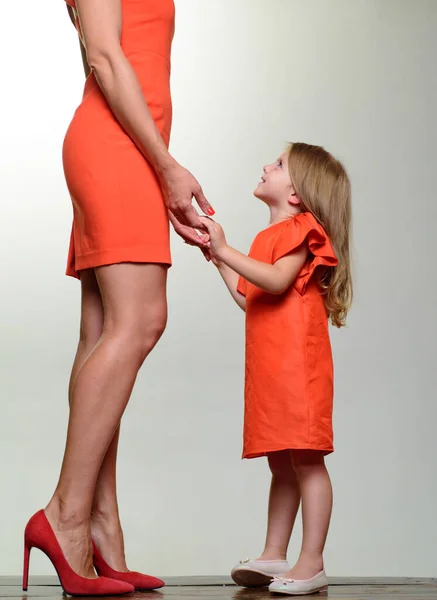 Erwachsenwerden, Elternschaft, Kindheitskonzept. Mutter und Tochter. Ermahnung. Muttertag Liebe Familie. — Stockfoto