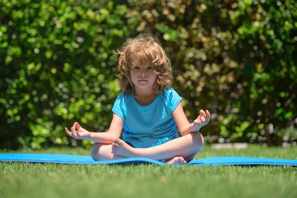 Asiático poco lindo chica hacer un yoga en casa con espacio para añadir texto. — Foto de Stock