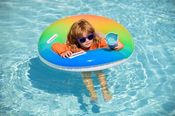 Yaz tatili. Havuzda sevimli bir çocuk.. — Stok fotoğraf