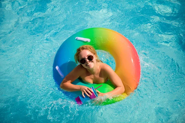 Summer femme heureuse dans la piscine. Fille d'été en lunettes de soleil. Loisirs et vacances d'été, — Photo