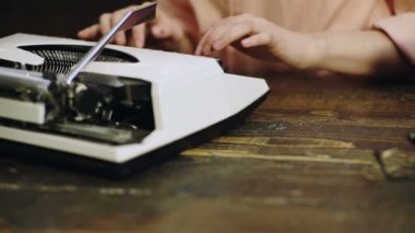 Daktilo yaz. Gazeteci kadın daktiloyla yazıyor. Antika, eski moda. Sekreter, Seo Yöneticisi.