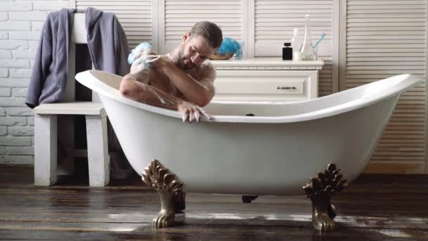 Gel de ducha. Hombre en el baño. desnudo gay con mojado cuerpo. — Vídeos de Stock