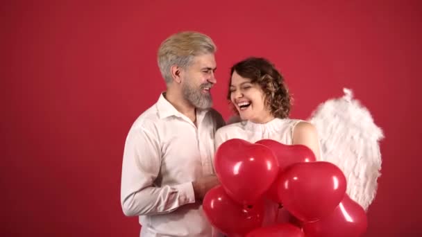 San Valentín pareja enamorada. Mujer ángel. Aislado sobre rojo. — Vídeos de Stock