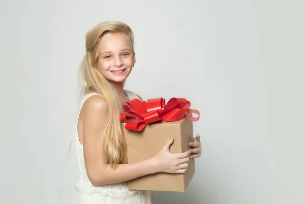 Adolescente bionda con regalo. Buon compleanno, ragazza con grande regalo di compleanno. San Valentino. — Foto Stock