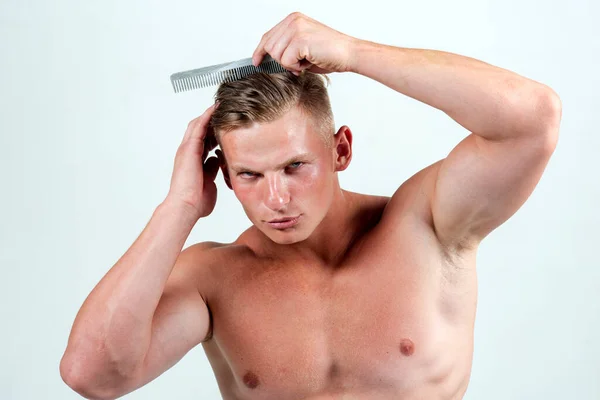 Man frisör frisyr. Killen med kam. Skönhet, grooming och människor koncept. Snygg man som borstar håret. Isolerad. — Stockfoto