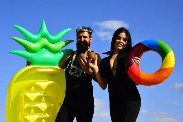 Zomervakantie. Summertime koppel concept. Man met opblaasbaar matras. Sexy vrouw in badpak. — Stockfoto