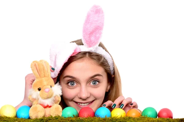 Caza de huevos. Chica en conejo de Pascua orejas de conejo con huevos. Mujer mirando por encima de una superficie. — Foto de Stock