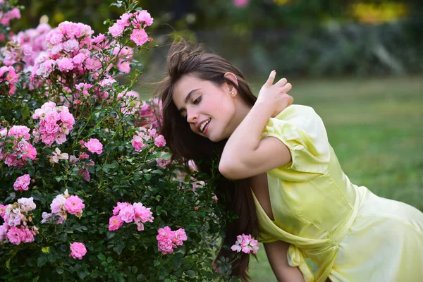 Voorjaarsvrouw in rozentuin buiten. Natuurlijke schoonheid genieten zomer recreatie. — Stockfoto