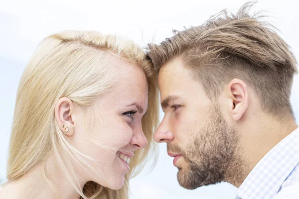 Coppia innamorata tenera passione. Primo piano faccia a faccia di bella coppia. Vero amore. — Foto Stock