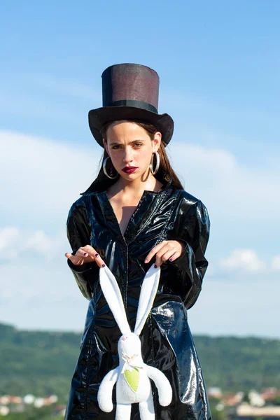 Mujer de Pascua. Conejo mago, ropa elegante. Alicia en el País de las Maravillas. Conejito de peluche. Concepto de moda. — Foto de Stock