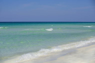 Cennet kumsalı. Reklam metniniz veya tanıtım içeriğiniz için fotokopi alanı olan turkuaz suyu olan güzel deniz manzarası.