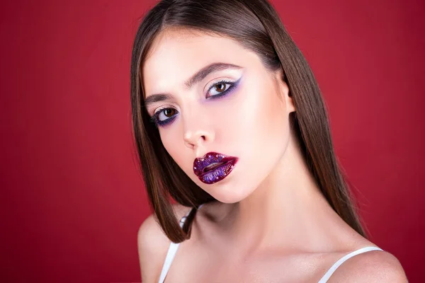 Heldere make-up. Mooie lippen. Cosmetisch oog. Luxe. Rookogen. — Stockfoto