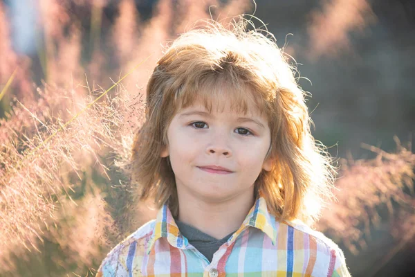 Närbild attraktiv pojke utomhus. Porträtt av ett litet leende barn. Begreppet känslor för barn. suddig bakgrund. — Stockfoto