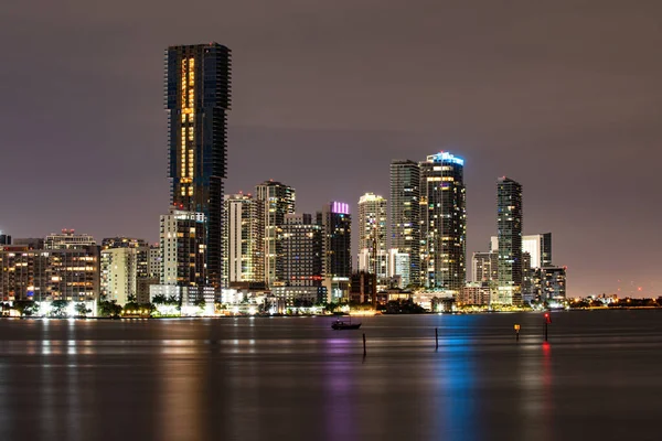 Miami gecesi. Miami Biscayne Körfezi yansımaları, yüksek çözünürlüklü. — Stok fotoğraf