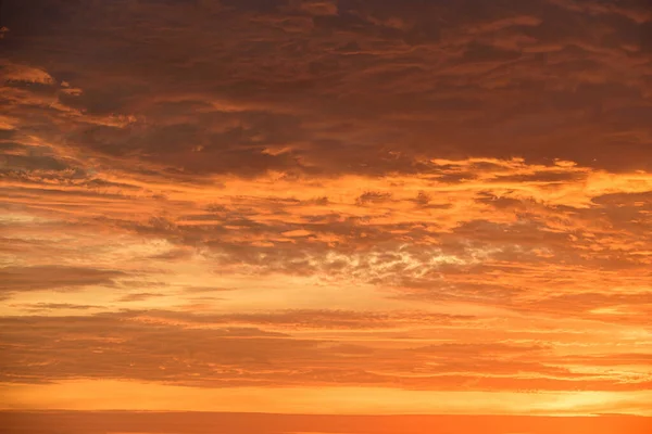 Himmel Sonnenuntergang Wolke. Bewölkter Sonnenaufgang. Wolkenloser Abend. — Stockfoto