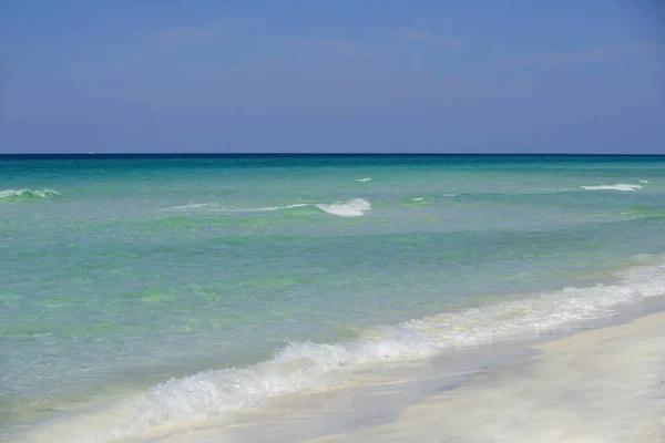 パラダイスビーチ。広告テキストメッセージやプロモーションコンテンツのためのコピースペースとターコイズブルーの水と美しい海の風景. — ストック写真