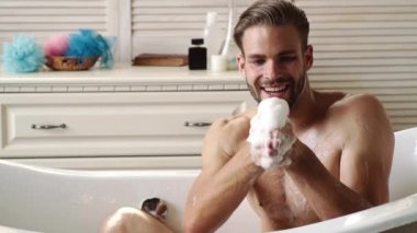 Duş al. Banyodaki adam. Bakım evi. Yakışıklı adam duşta yıkanıyor. Islak vücutlu çıplak eşcinsel. Sabah rutini uygulanıyor.