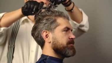 Saç için berber dükkânı prosedürleri. Erkek saç stili. Güzellik salonundaki adam..