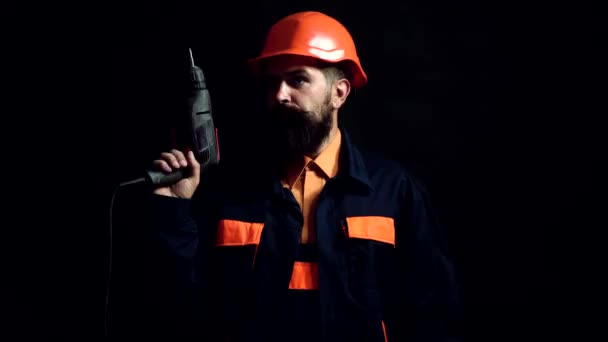 Obrero de la construcción con taladro. Un hombre de sombrero duro. Trabajo duro y reparación. Constructor masculino en casco. — Vídeo de stock