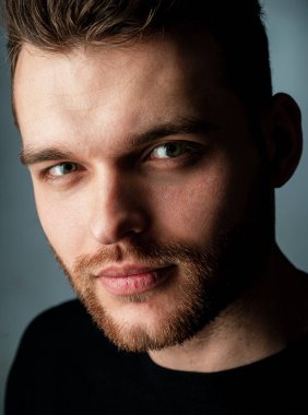 Yakışıklı delikanlının yüzünü kapat. Moda erkek modeli..