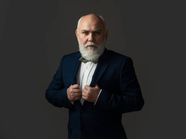 Orta yaşlı bir adam. Takım Elbiseli Ciddi Kıdemli Adam. Büyükbaba..