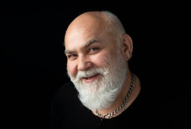 Kıdemli adam. Mutlu emeklilik. Kameraya bakan yaşlı, gülümseyen emeklinin portresini kapat..