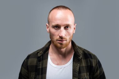 Moda genç adam. Kendine güveni olan yakışıklı adam..