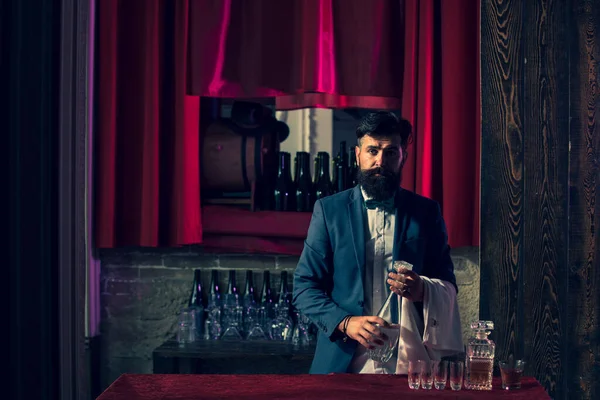 Barman kelner w barze. Portret wesołego barmana stojącego. — Zdjęcie stockowe