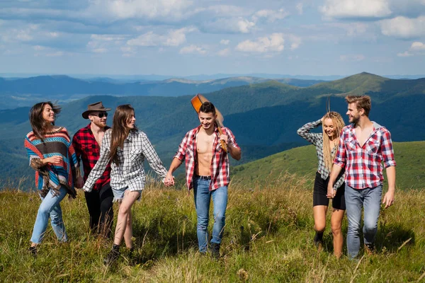 Freunde zelten. Wochenendwanderung. Menschen genießen Picknick an sonnigen Tagen. Sommerferien. — Stockfoto