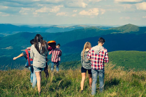 Friends nature vacation. Summer travel mountain. Camping and enjoying on sunny day. — Stock Photo, Image