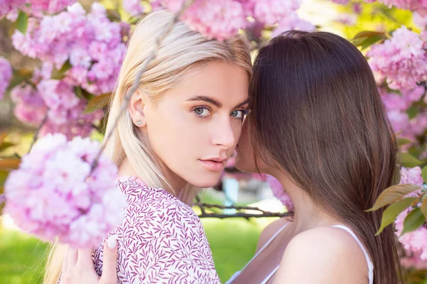Raparigas da Primavera. Mulher sensual jovem em flores de cereja. — Fotografia de Stock