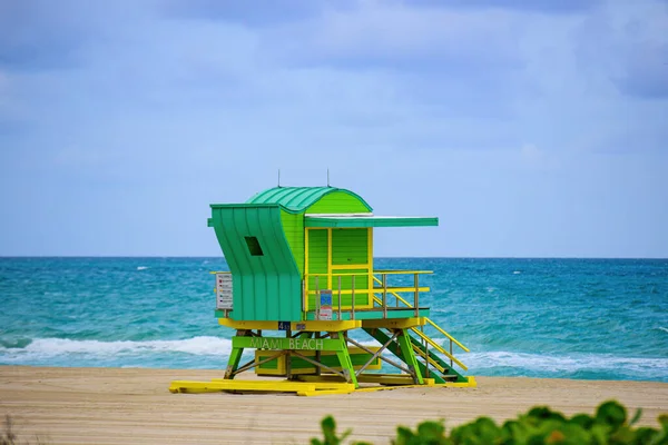 Viajes vacaciones océano concepto de ubicación. Miami Beach Lifeguard Stand en el sol de Florida. — Foto de Stock