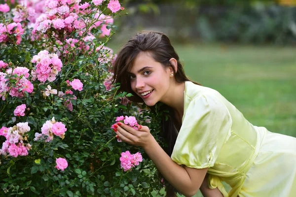 Mujer de verano en jardín de rosas al aire libre. Chica belleza natural disfrutar de la recreación de primavera. —  Fotos de Stock