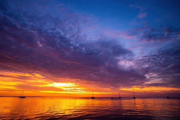 Spiaggia sul mare al tramonto. Bellissima natura. Bellissimo tramonto in mare. Bella crepuscolo con tramonto. — Foto Stock