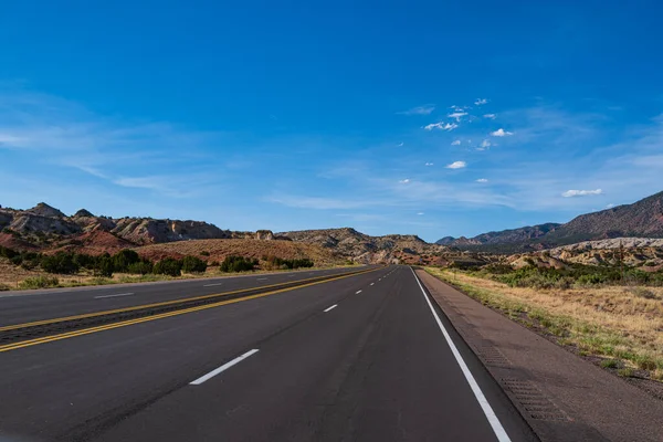 Dálnice na dovolené. Panoramatické panorama s prázdnou silnicí. — Stock fotografie